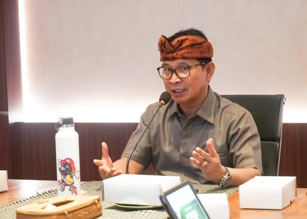 Sekda Adi Arnawa Pimpin Rapat HLM TPID